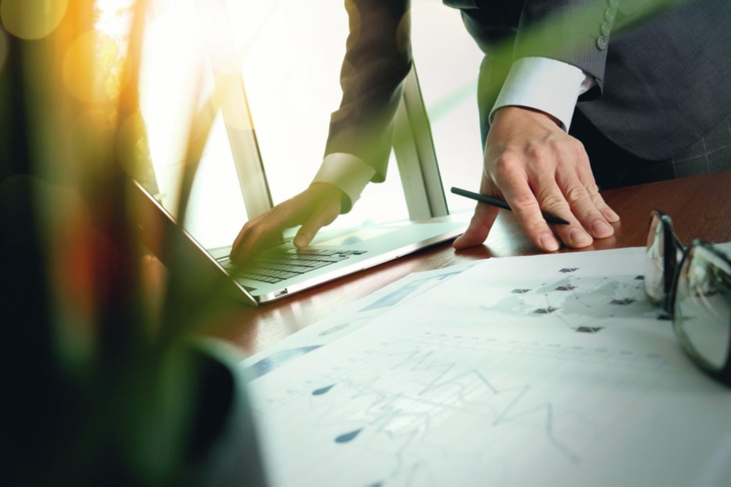 Participants analysant des résultats de campagnes de trafic